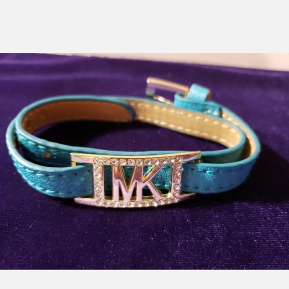 Michael Kors Double Wrap Rhinestone on gold ✨️ bracelet! Pristine Condition! - Picture 10 of 10